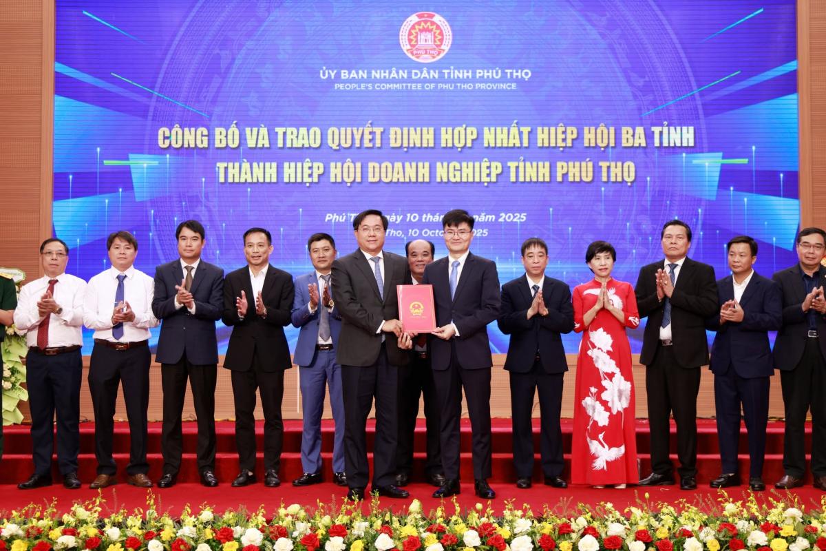 Lễ công bố và trao quyết định hợp nhất Hiệp hội ba tỉnh thành Hiệp hội doanh nghiệp tỉnh Phú Thọ