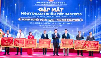 UBND tỉnh Phú Thọ trao Cờ thi đua cho 7 doanh nghiệp dẫn đầu phong trào thi đua năm 2025