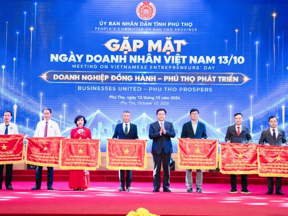 UBND tỉnh Phú Thọ trao Cờ thi đua cho 7 doanh nghiệp dẫn đầu phong trào thi đua năm 2025